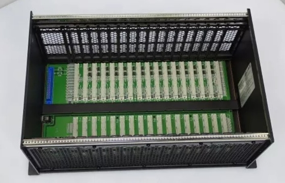 IC698CHS017 GE PACSystems RX7i Racks 17 Slots Front et monture arrière Configuration du processeur et des entrées/sorties