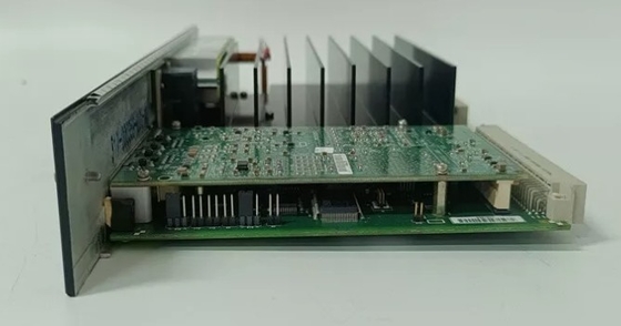 IC698CPE030 L'unité centrale de traitement GE communique avec le processeur d'entrée/sortie et le module d'option intelligent