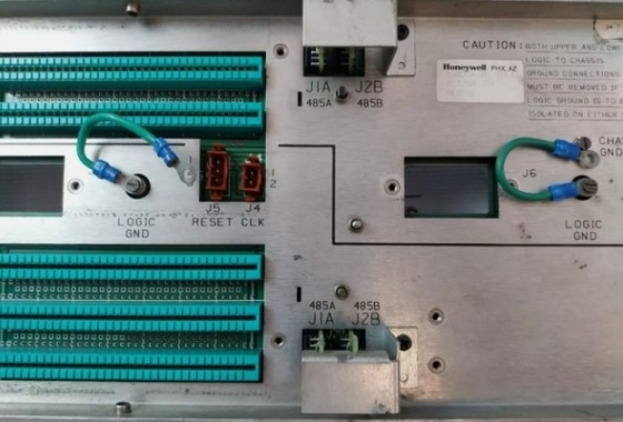 L'équipement est équipé d'un système d'exploitation qui permet d'exploiter les installations de production.