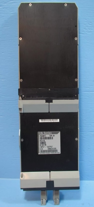 Le module d'interface Foxboro P0400YE FBM04 0-20 MA contient quatre canaux d'entrée analogiques et quatre canaux de sortie.