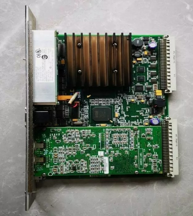 IC698CPE010 Unité centrale de traitement GE CPU communique avec les modules d'entrée/sortie et les modules d'option intelligents 300 MHz Microprocesseur Celeron