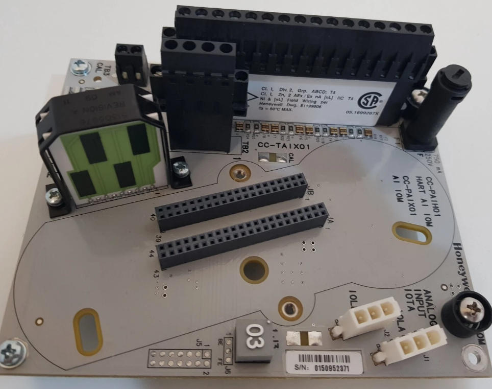 Honeywell CC-TAIM01 Module d'entrée analogique de bas niveau avec 64 entrées entièrement isolées pour thermocouples et thermorésistances (-40 °C à +70 °C)